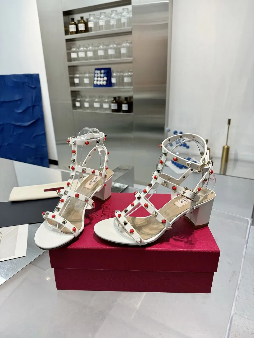 👟👟Ex-factory price 520👟👟 Valentino classic sandals with rivets ✔️Fashionable thick heel 9.5cm ✔️Mixed-breed sheepskin upper ✔️Mixed-breed sheepskin lining and foot pads ✔️Italian yellow cowhide outsole texture is clear and consistent with the counter ✔️Code number 35-40 (34, 41, 42 can be customized and not returned)